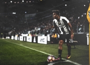 九游娱乐网页-赛道上的逆袭，雷诺绝杀法拉利，汉密尔顿的统治之夜