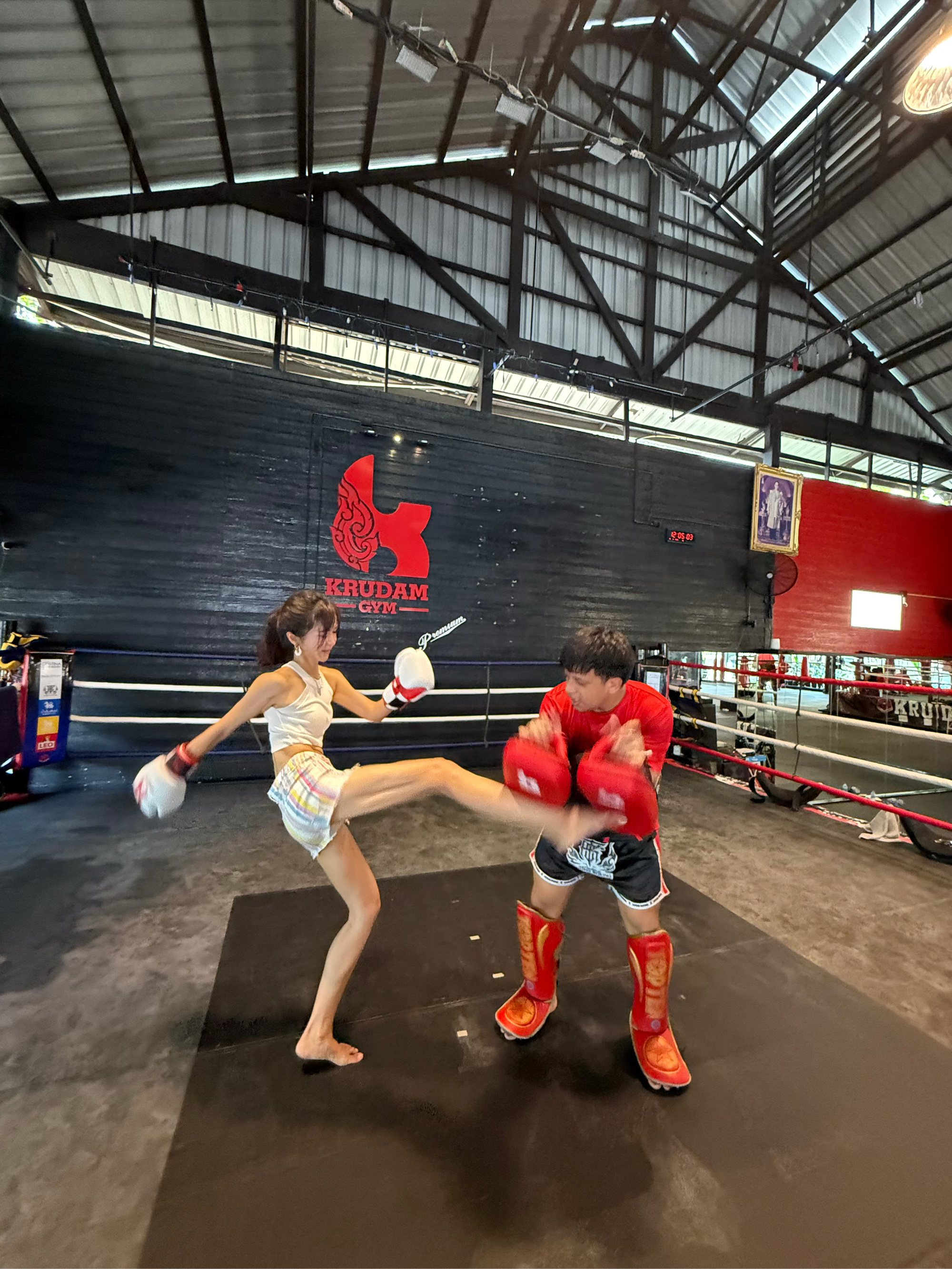 泰国拳击选手力克对手，一击定胜负