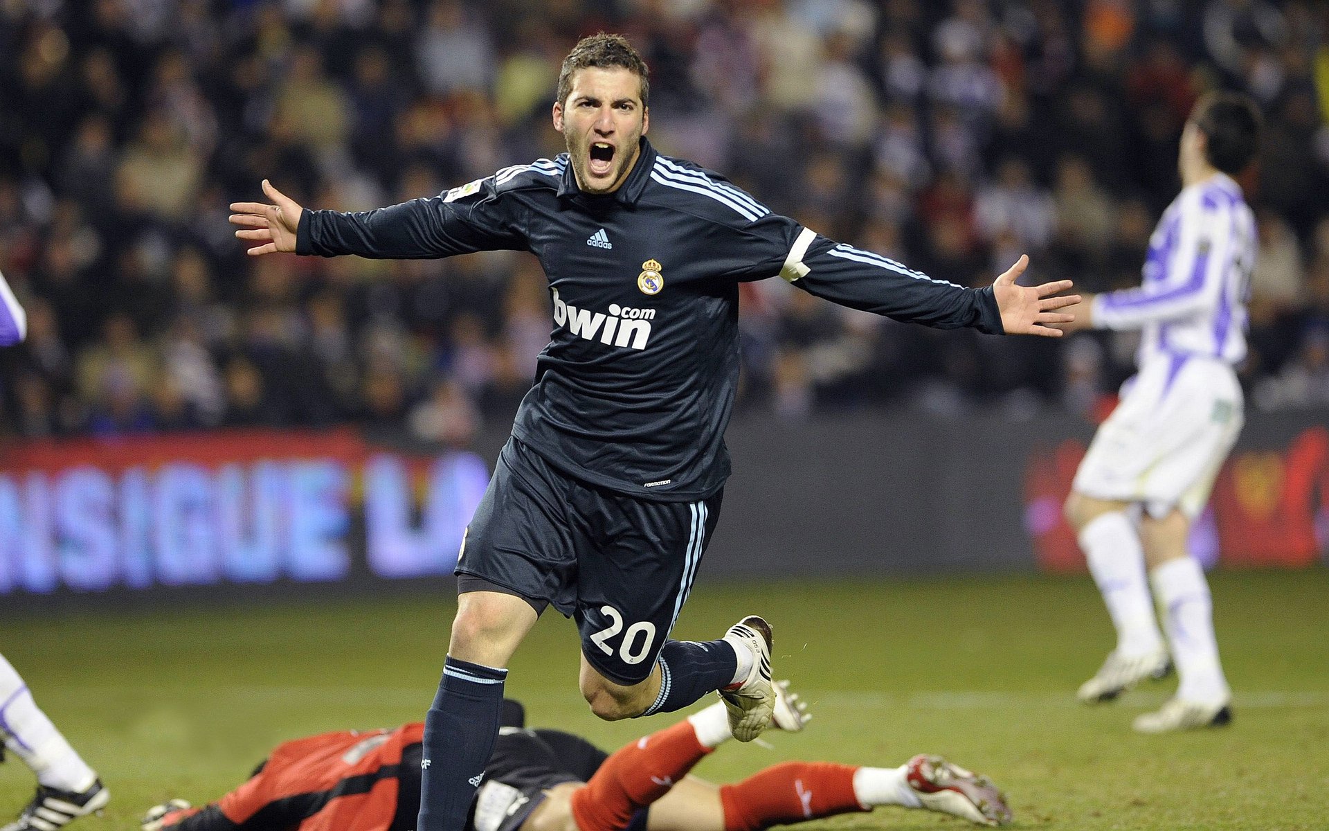 福克斯让比赛提前失去悬念,湖人连续得分压制鹈鹕